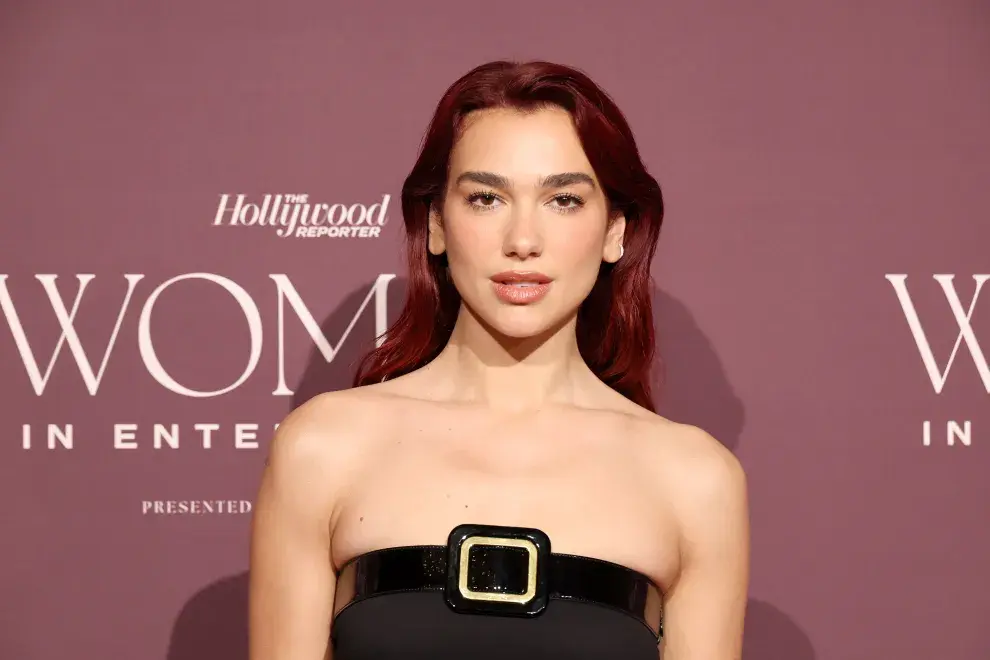 Dua Lipa inaugura la nueva era de Tom Ford con un elegante vestido negro.