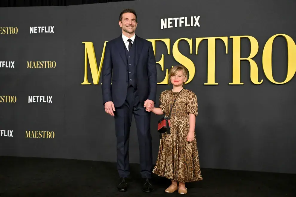 Bradley Cooper protagonizó un tierno momento junto a su hija en red carpet de la película Maestro