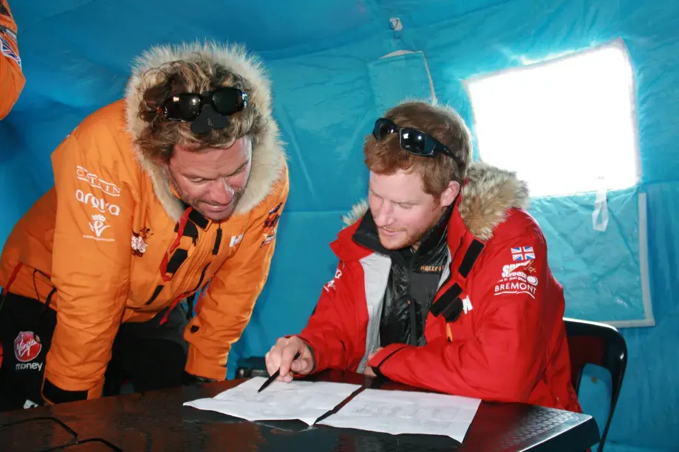 Dominic West y el Príncipe Harry en la expedición que realizaron juntos en 2013.