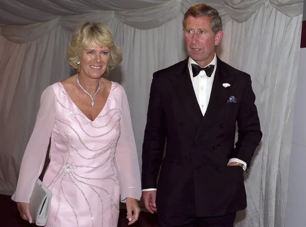 Carlos y Camilla Parker Bowles en la vida real, en el período narrado en el final de The Crown.