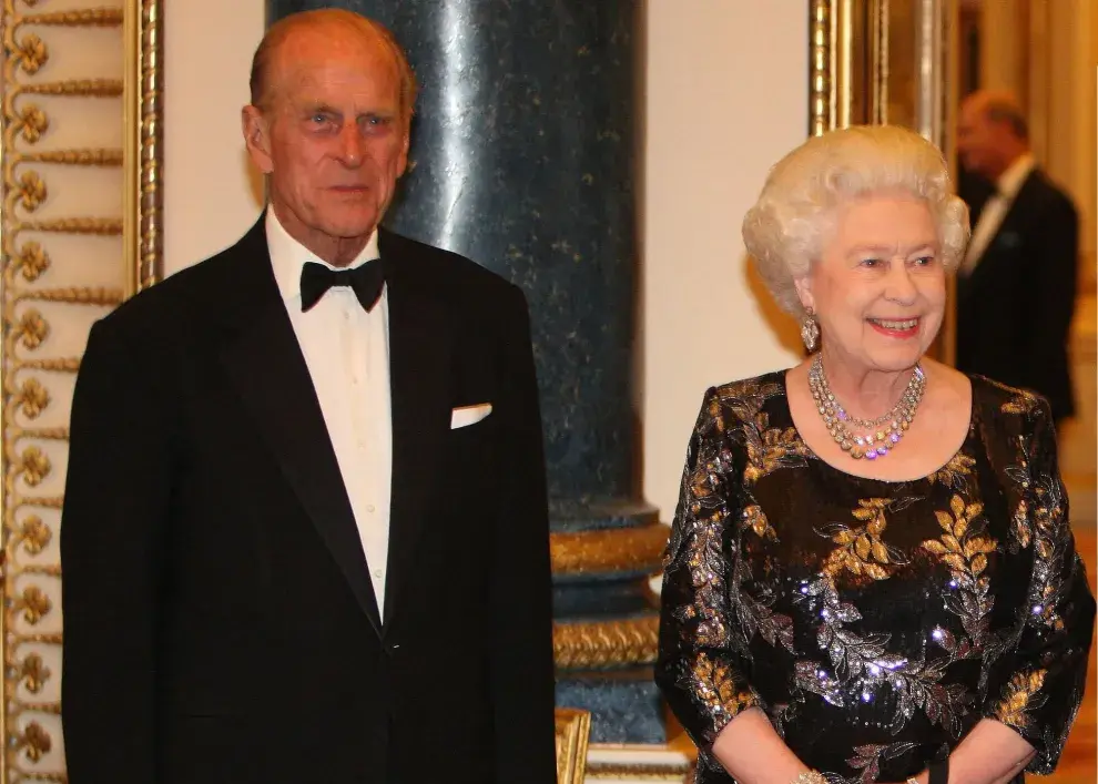 Felipe y la Reina Isabel II en la vida real, en el período que abarca el final de The Crown.