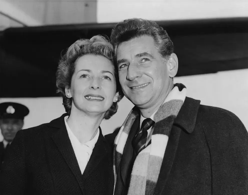 Leonard Bernstein y Felicia Montealegre, las personas reales detrás de la película Maestro.