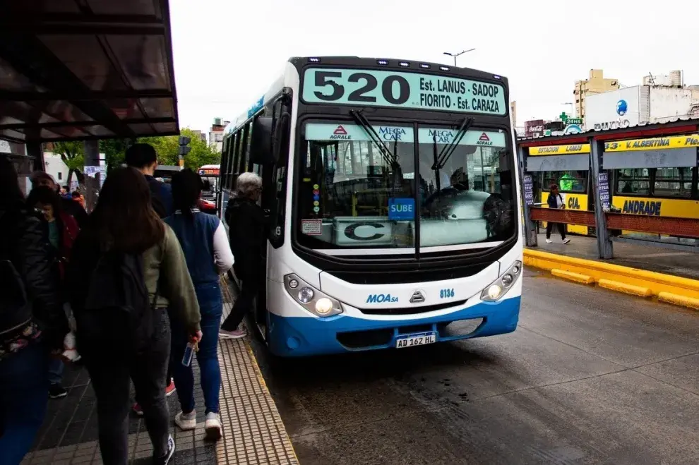 Aumentaron los boletos de colectivos y trenes. 