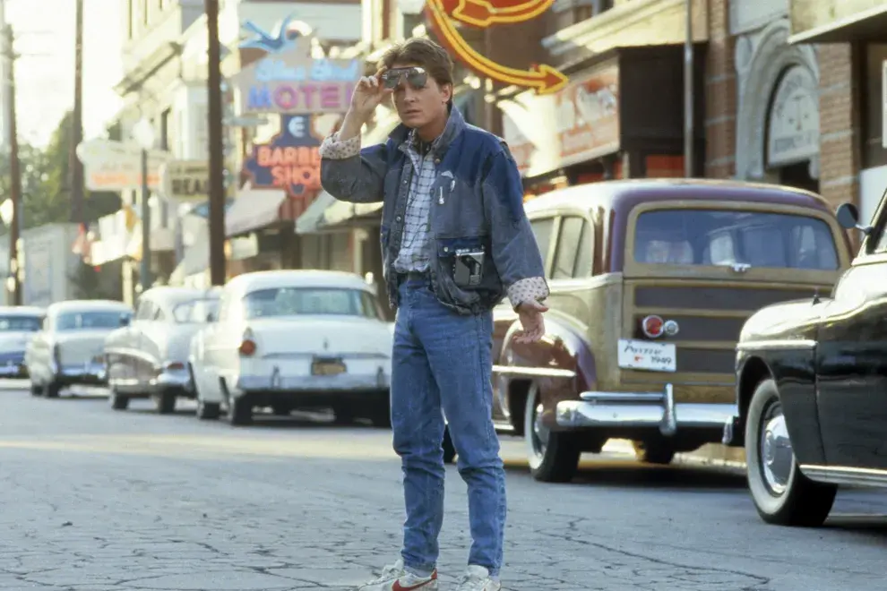 Michael J. Fox es Marty McFly en Volver al futuro.