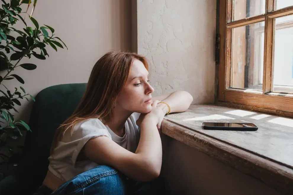 Entre los síntomas más comunes del ciclo menstrual, se reconoce la sensación de tristeza, ganas de llorar, ansiedad y desgano.