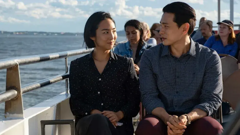 Greta Lee y Teo Yoo protagonizan Past lives, una de las mejores películas de 2023.