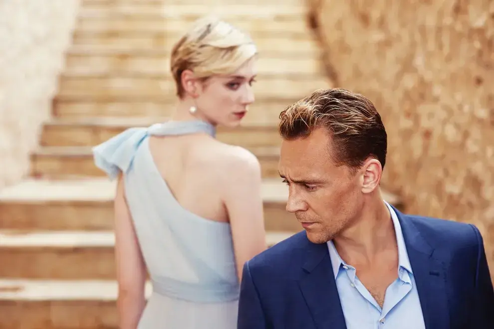 Elizabeth Debicki y Tom Hiddleston en The Night Manager.