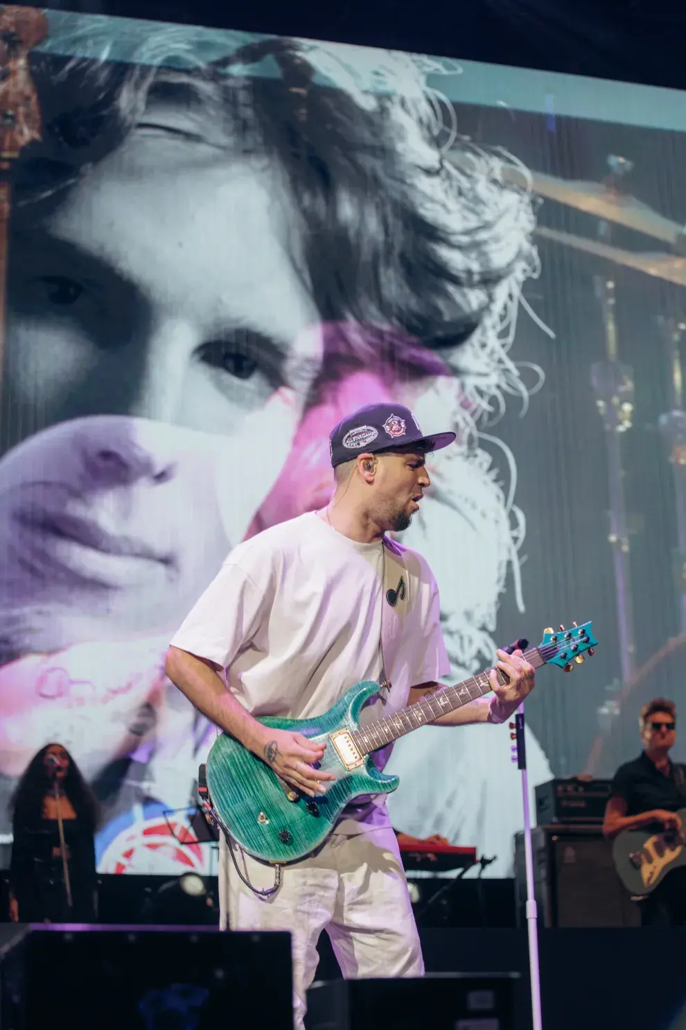 Dante Spinetta fue el encargado de abrir musicalmente el show, en un homenaje a su papá