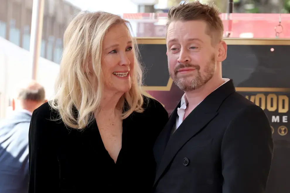 Macaulay Culkin se encontró con Catherine O'Hara en la ceremonia del Paseo de la Fama.