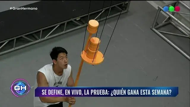 Martín Ku resolvió el desafío físico de equilibrio y concentración en la arena en menos de veinte minutos.