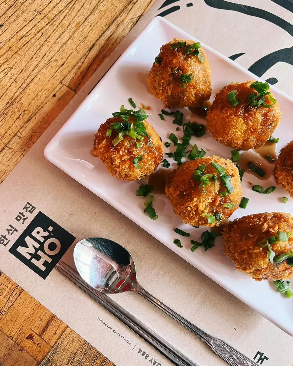 Bolas empanadas en panko fritas de arroz salteado con kimchi. 