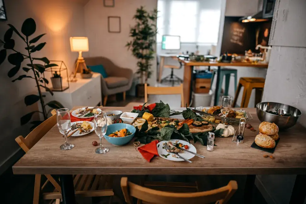 Una mesa con sobras de comida.