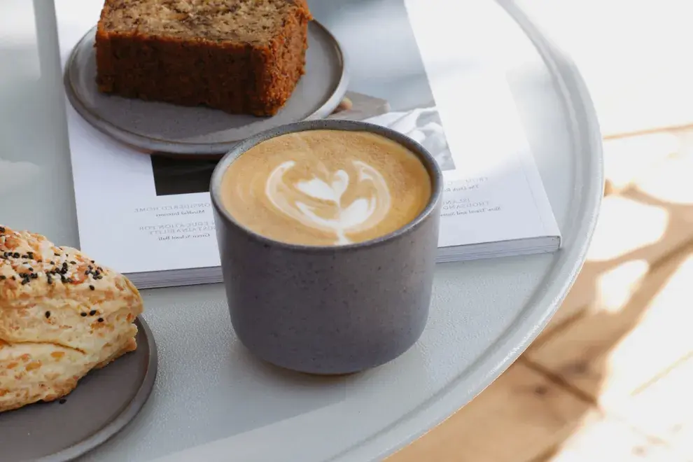 Café con leche y un pedazo de budín.