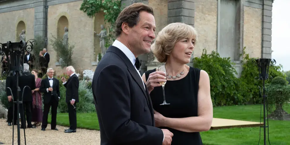 Dominic West y Olivia Williams como Carlos y Camilla Parker Bowles en el final de The Crown.