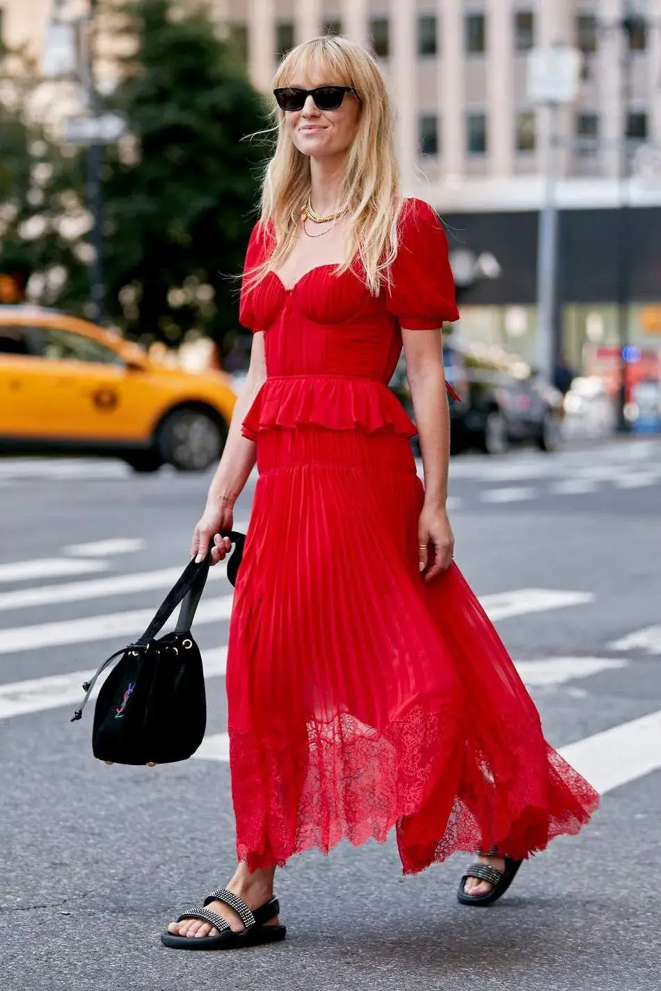 Vestido largo rojo, nunca falla. Festivo pero canchero a la vez. Usalo con los accesorios justos, recordá: menos es más.