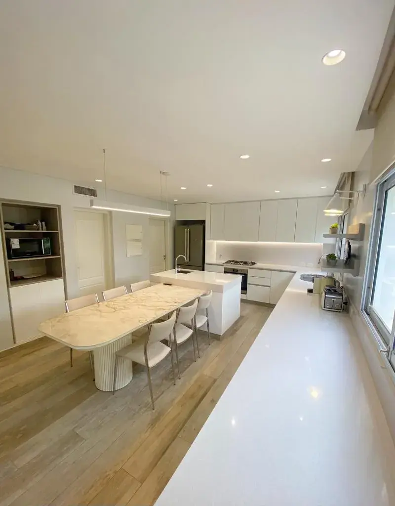 Una cocina total white que quedó increíble.