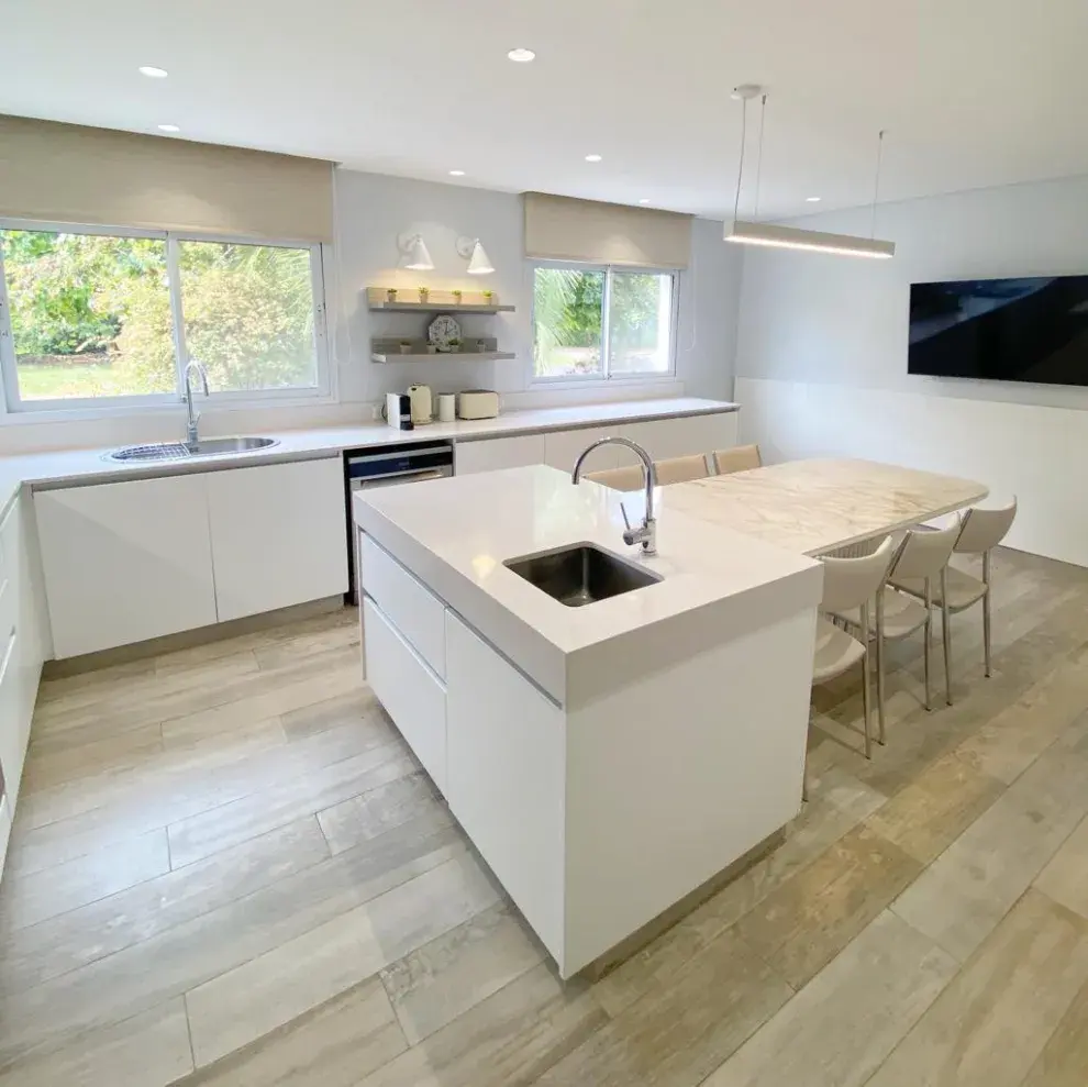 Las mesadas de Silestone combinan con la mesa de Dekton.