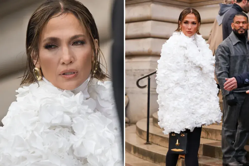 Desde las rosas hasta la cartera con cara, el look de JLo está repleto de detalles.