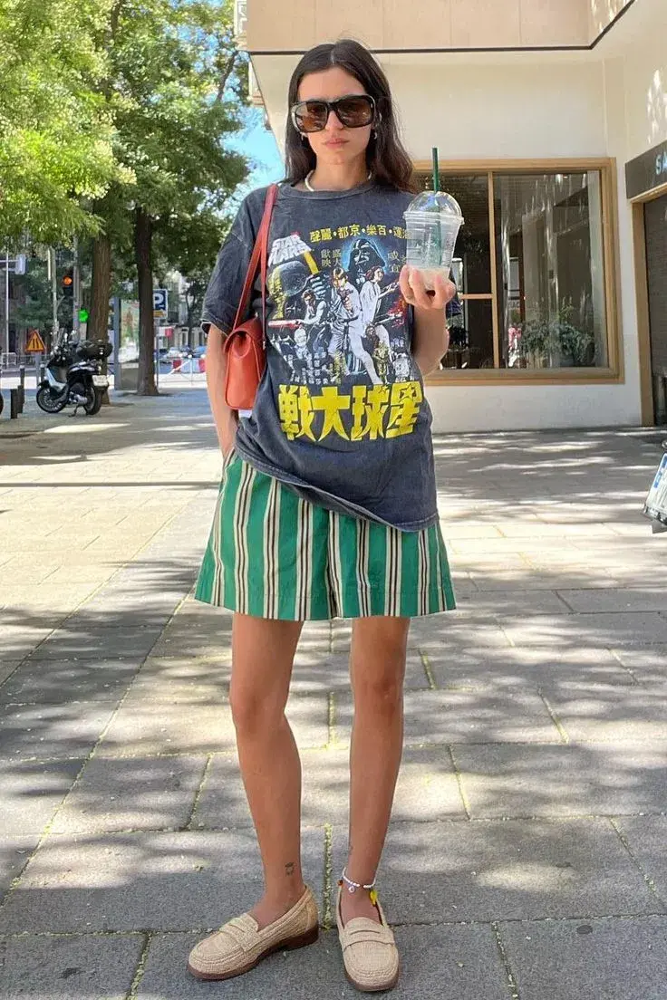 Remera oversize y bermuda suelta. Nos encanta!