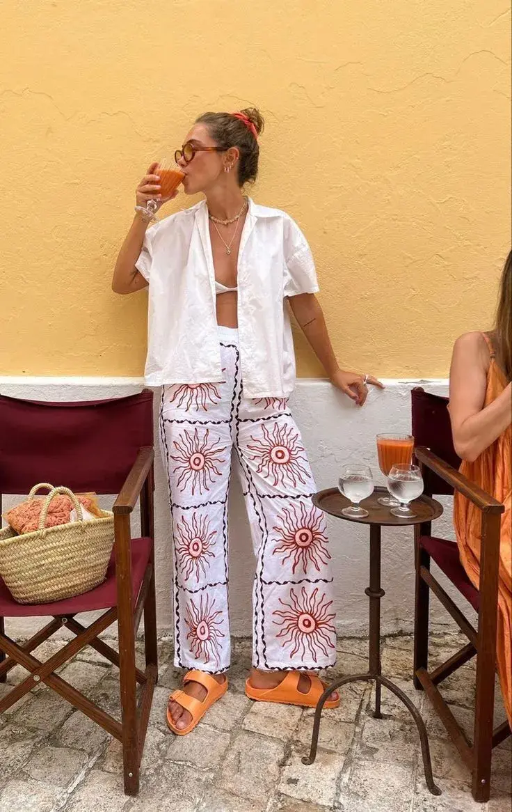 Pantalón estampado + birken + canasta de ratan. Nos encanta!