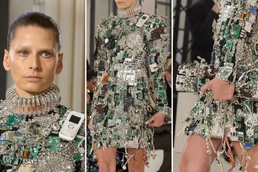 El outfit que fue la estrella de la pasarela fue este vestido mini repleto de teconología: desde el celular pegado en el hombro hasta los chips y cables colgando.