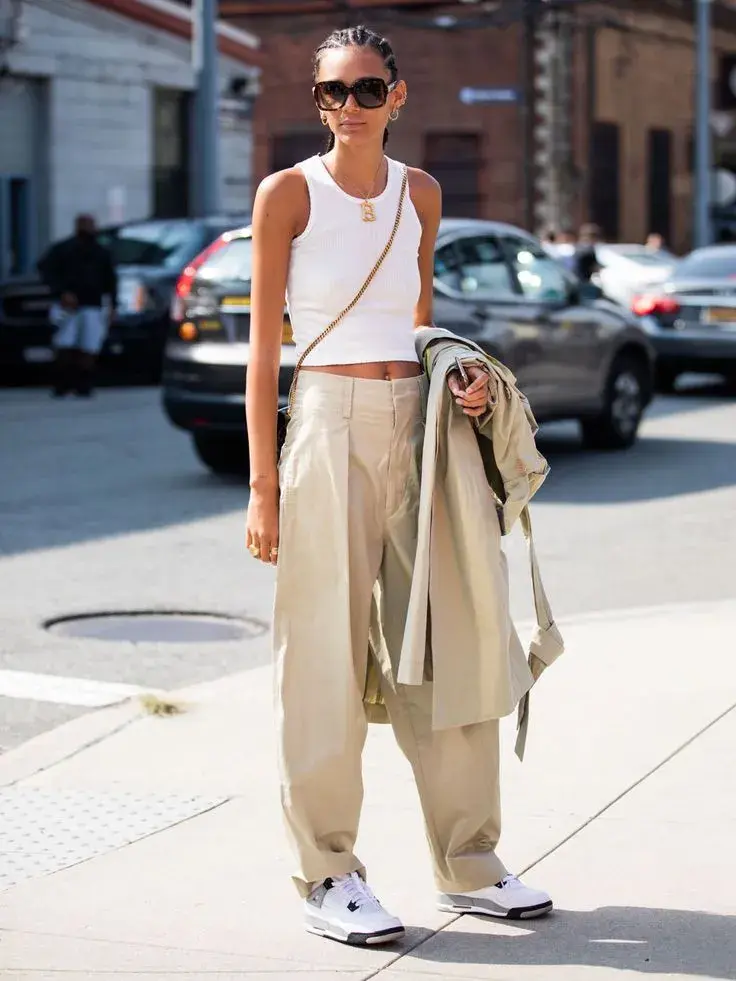 Top y pantalón ancho. Paleta offwhite y beige ideal!