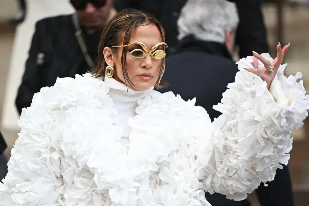 Jennifer Lopez antes de ingresar al exclusivo desfile de Schiaparelli.