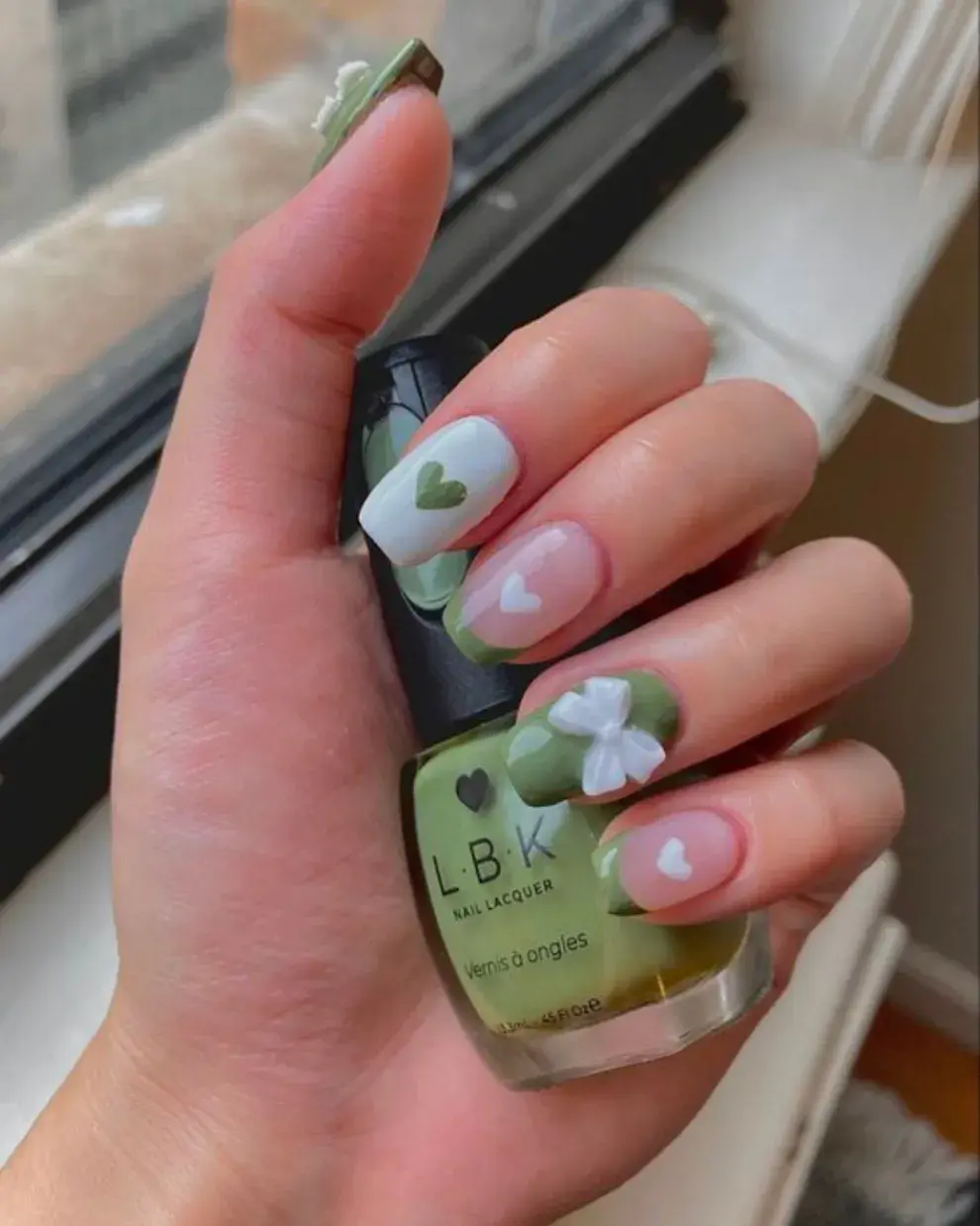 ¿Querías tus propias uñas coquette? El matcha funciona re bien como base para ese estilo.