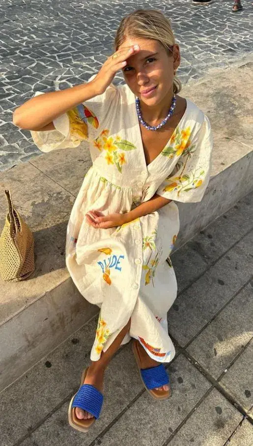 Vestido bordado con botones. Accesorios y calzado haciendo juego. 