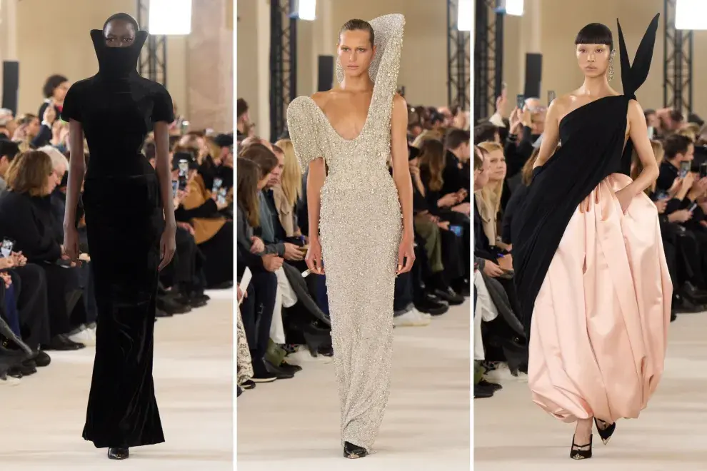 Llevándolos a un verdadero extremo, otro de los hitos del desfile de Schiaparelli fueron los cuellos súper altos. Redondeados, al 100% o partidos, muchos de los looks lograron volumen gracias a esta particular pieza de los outfits.