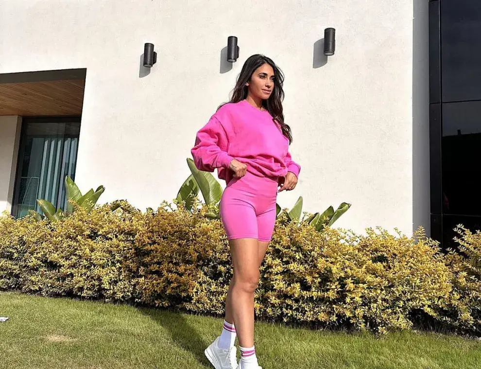  Antonela Roccuzzo: su color preferido y 5 looks para adoptarlo.