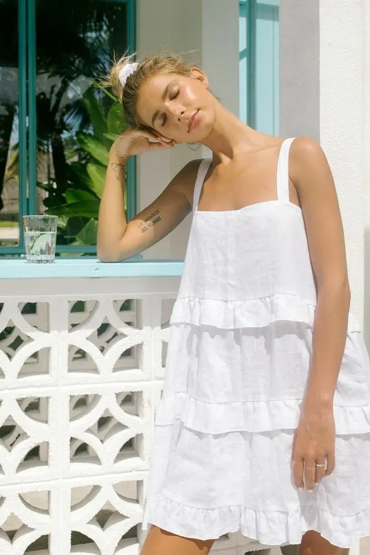 Vestido blanco con corte de jumper y bolados, suelto, fresco y súper cómodo. Ideal para un día de mucho calor. 