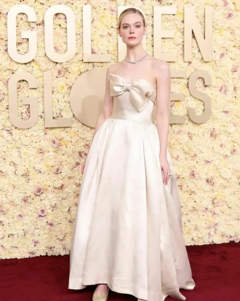 Elle Fanning enamoró con su vestido color crema con un gran moño en la parte del pecho.