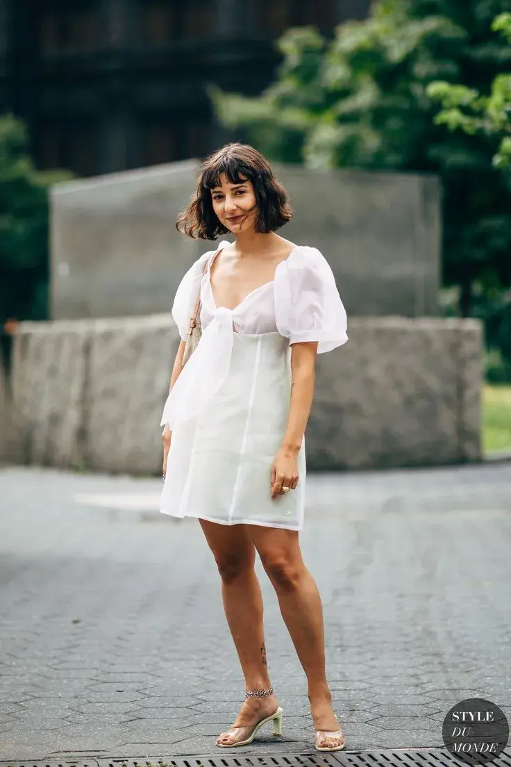 Vestido blanco por arriba de la rodilla con transparencia y manga ballon. Un género ligero y fresco ideal para los días de verano. 