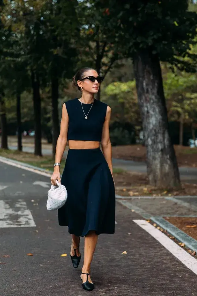 Crop top y falda monocromo. Va! para un día no tan caluroso.
