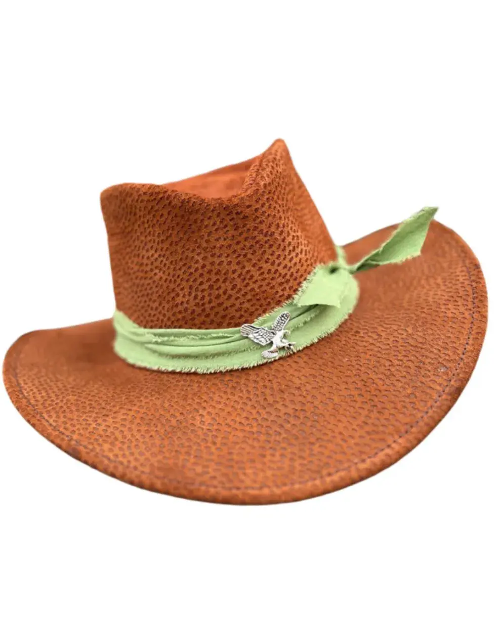 de cuero martillado (montoya Hats, $35.900)