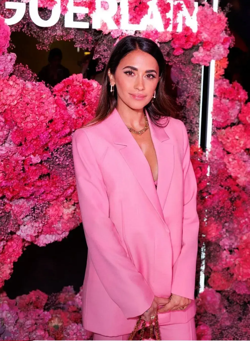  Antonela Roccuzzo: su color preferido y 5 looks para adoptarlo.