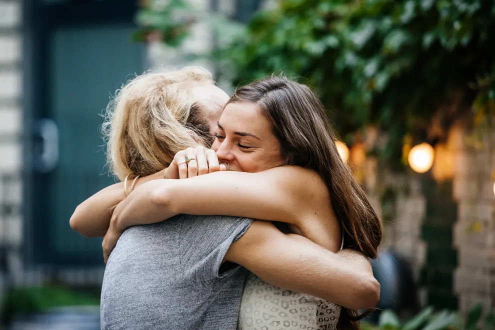 Un abrazo puede atenuar el estado emocional negativo y regular las hormonas resposables de la felicidad.