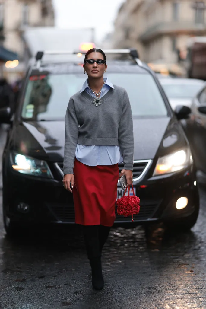 Accesorios protagonistas y cardigan colegial.