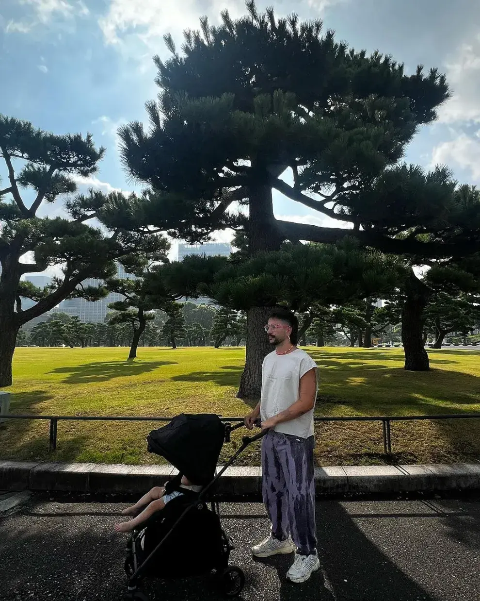 Camilo paseando a Índigo, su hija junto a Evaluna.