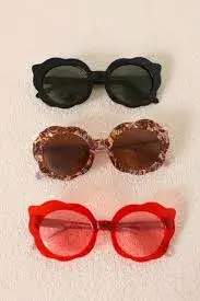 En distintos colores, gafas con marco ondeado.