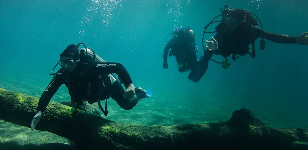 Si te animás a sumergirte en la profundidad de los lagos, el buceo de bautismo es una gran experiencia.