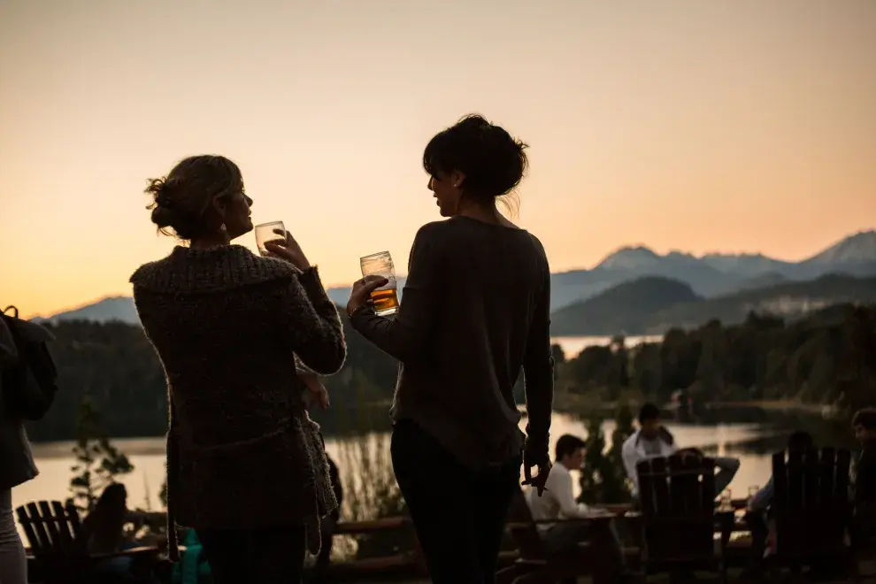 La cerveza artesanal es una de las industrias gastronómicas en mayor expansión. Esta es una vista desde el mirador/jardín de cervecería Patagonia.