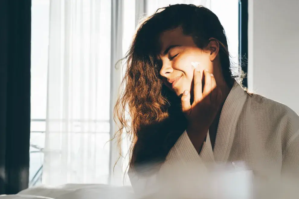 El colágeno es la principal proteína estructural de los tejidos conectivos de nuestro cuerpo, es decir, de la piel, los tendones, los cartílagos y los huesos.