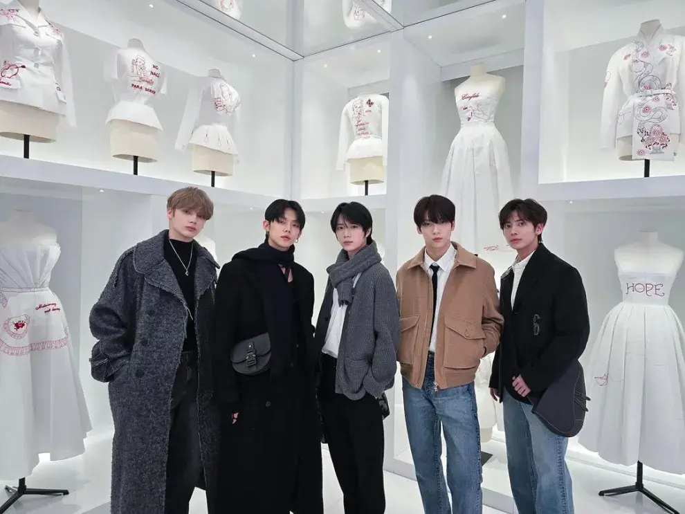TOMORROW X TOGETHER hace historia con Dior en la Semana de la Moda en París.