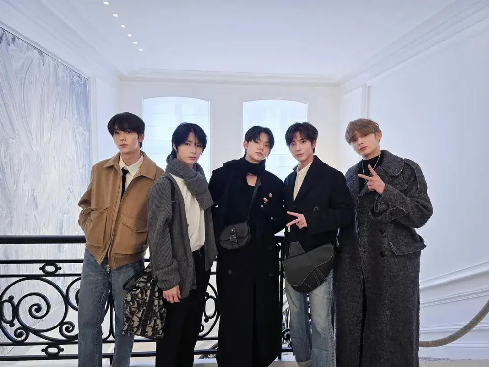 TOMORROW X TOGETHER hace historia con Dior en la Semana de la Moda en París.