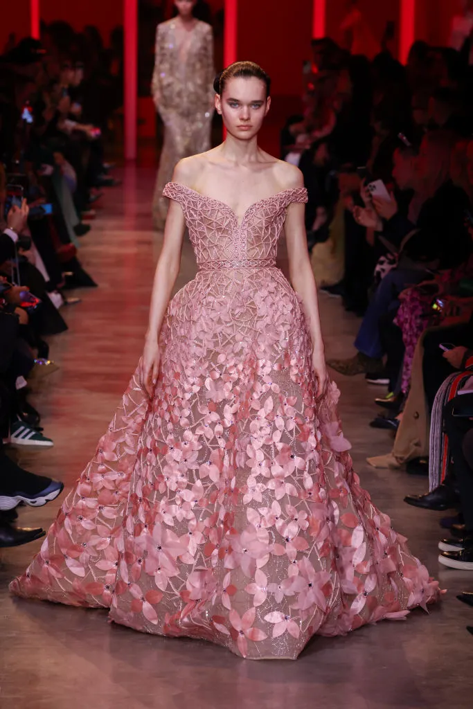 Elie Saab: flores bordadas y tridimensionales en una oda a la primavera.