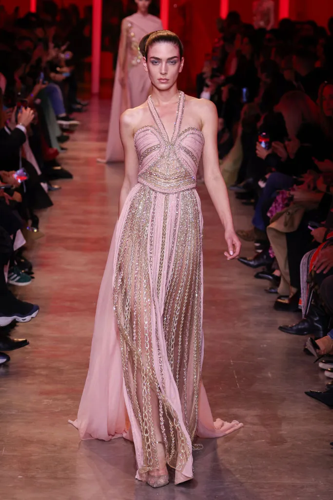 Elie Saab: esta temporada de fiestas seguirá el brillo y las transparencias.