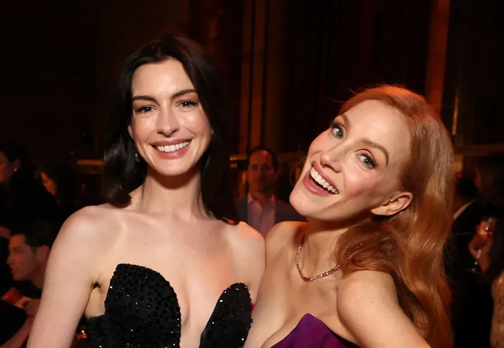 Los glamorosos looks de Anne Hathaway y Jessica Chastain presentando Instinto Maternal.