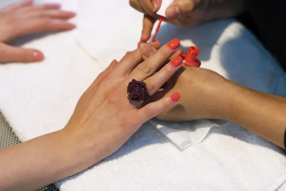 Colores de uñas para lucir más tu piel bronceada.